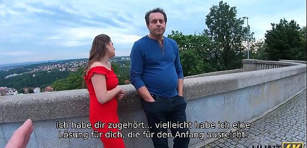 HUNT4K. Böses Mädchen verdient viel Geld mit ihrem sexy Körper vor ihrem armen Vater